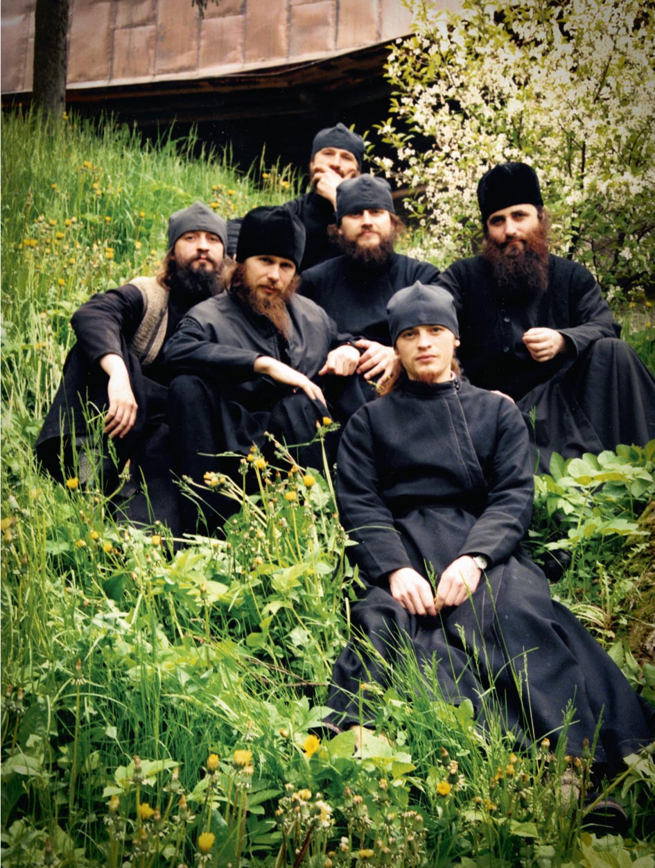 "Несвятые святые" и другие рассказы (подарочное издание). Автор: митрополит Тихон (Шевкунов). Издательство "Вольный Странник"